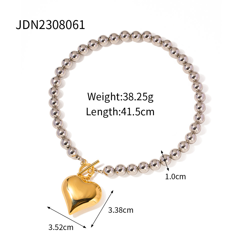 Collar de perlas grises con corazón